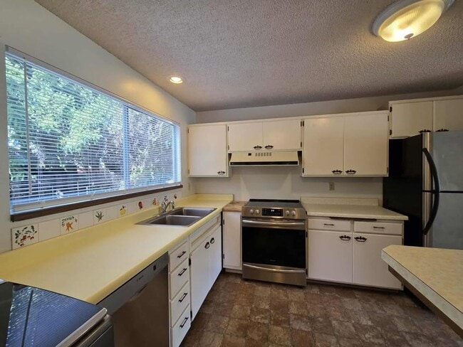 Building Photo - HUGE Number 2 Canyon ~ ~ 4 bedroom, 3 bath...