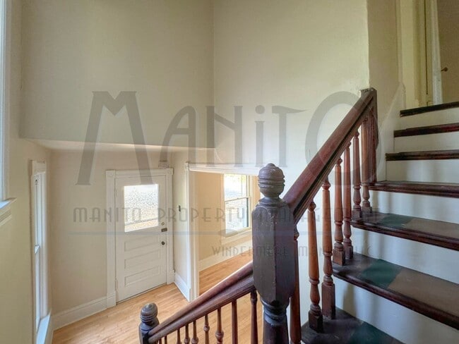 Building Photo - Vintage Craftsman In Prime Location!