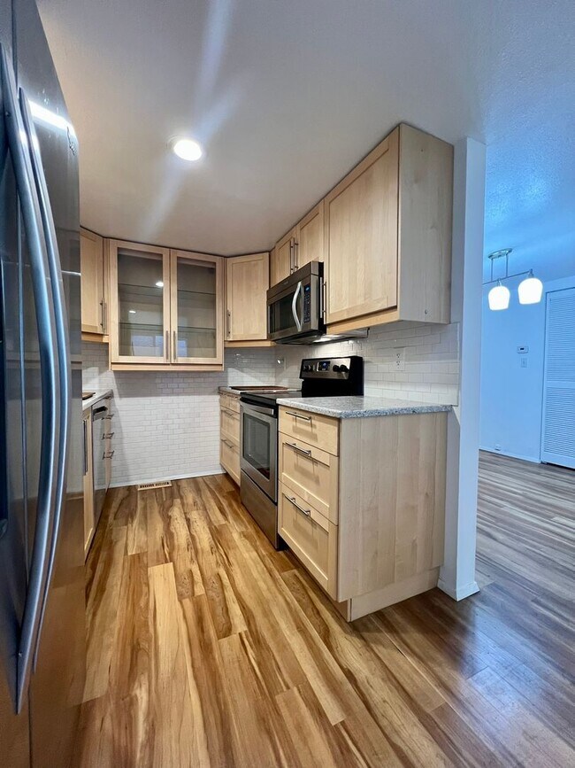 Building Photo - Westside Condo w/ Pool & Garage (Water Included)