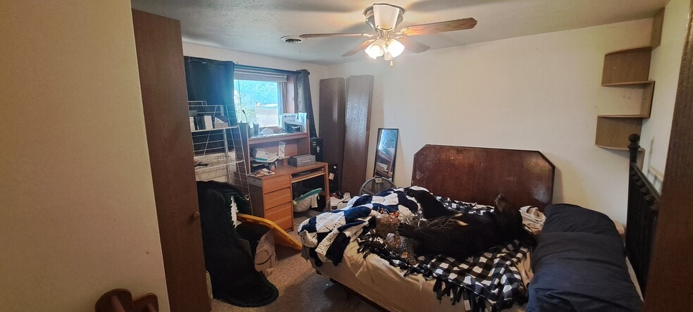 3rd room downstairs - 2611 Clive St