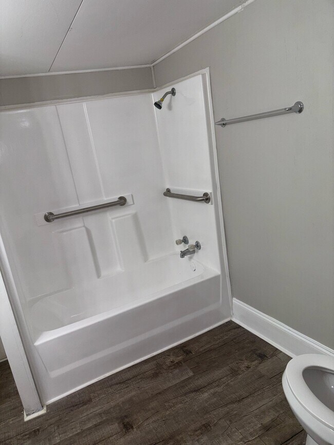 Building Photo - 554 Lynmore Ave