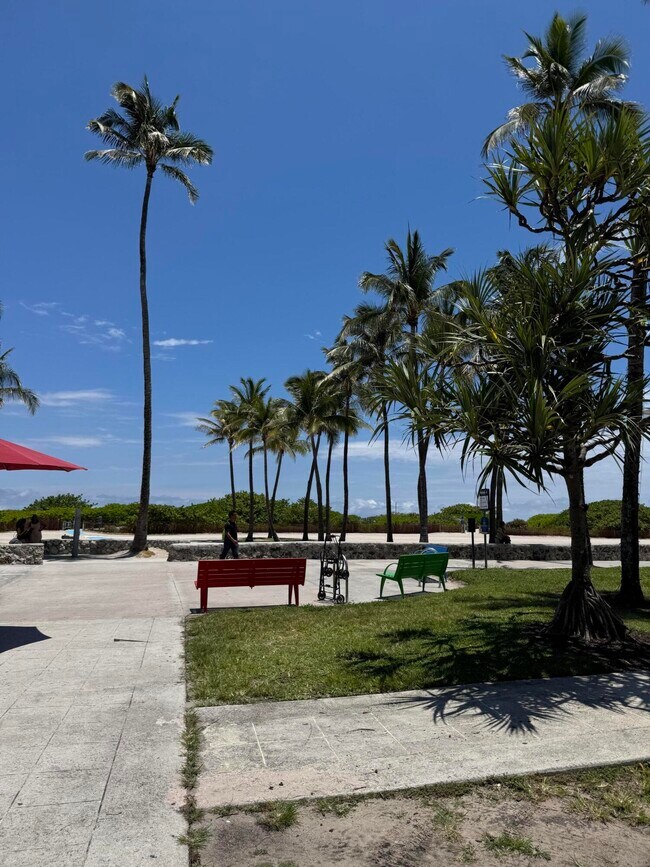 Building Photo - 1150 Collins Ave
