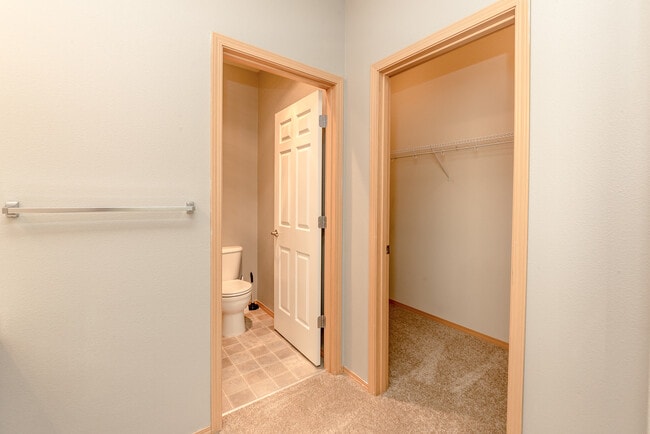 Building Photo - Low Maintenance Living 2 Bedroom Condo, Du...
