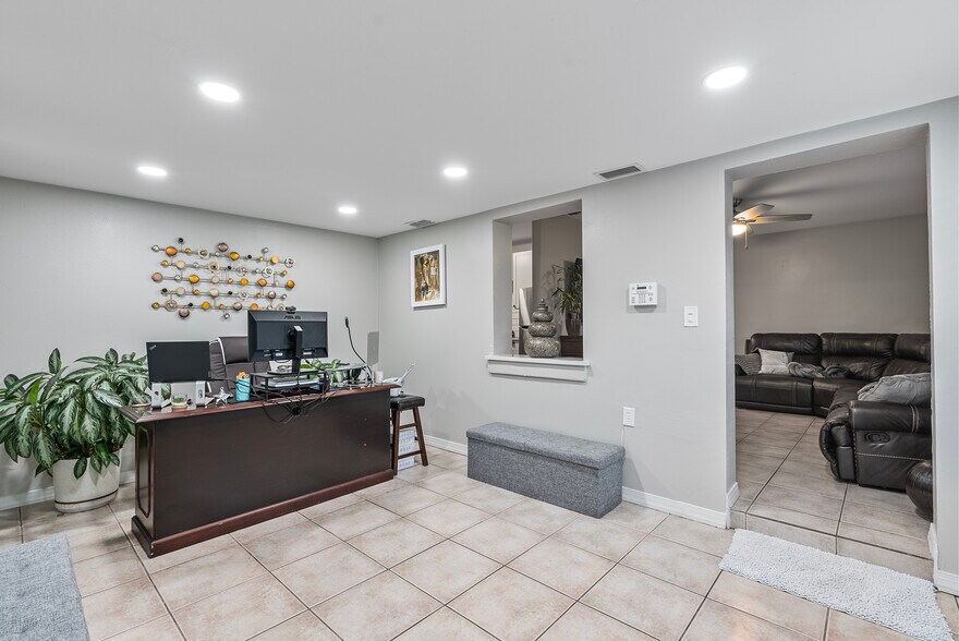Building Photo - 3011 W Van Buren Dr