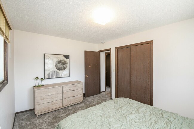 Building Photo - 4504 S Cliff Ave