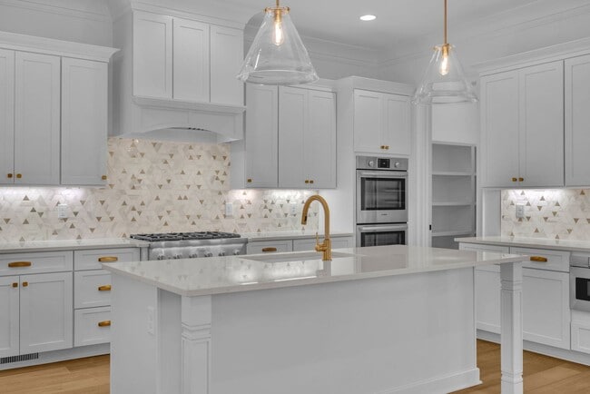 Building Photo - Luxury living in this brand new home - Franklin, TN