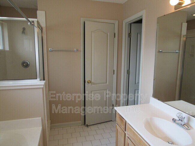 Building Photo - 9740 Riggin Dr