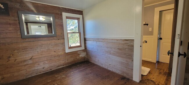 Building Photo - 2/1 Farmhouse in Smithville TX