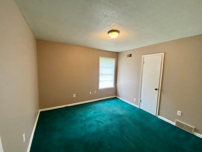 Building Photo - Nice Home & New Carpet Going In Soon