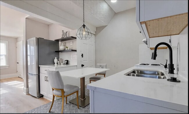 Building Photo - 121 W Moore St