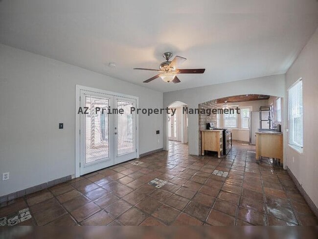 Building Photo - 1429 E Palm Ln