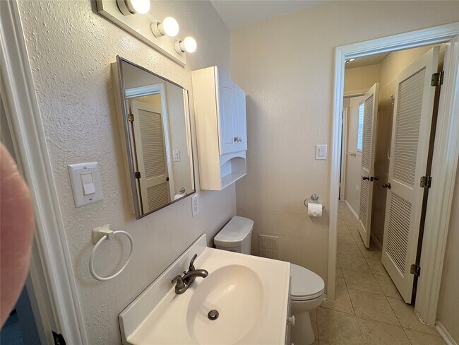 Building Photo - 1007 Stoneleigh Ct