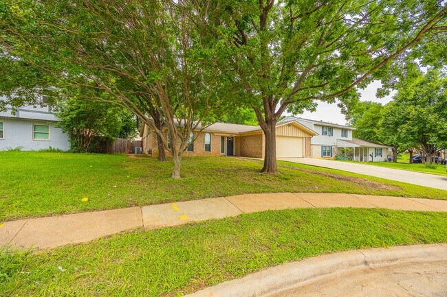 Building Photo - 4 Bedroom, 3 Bath Home Gorgeously Remodeled