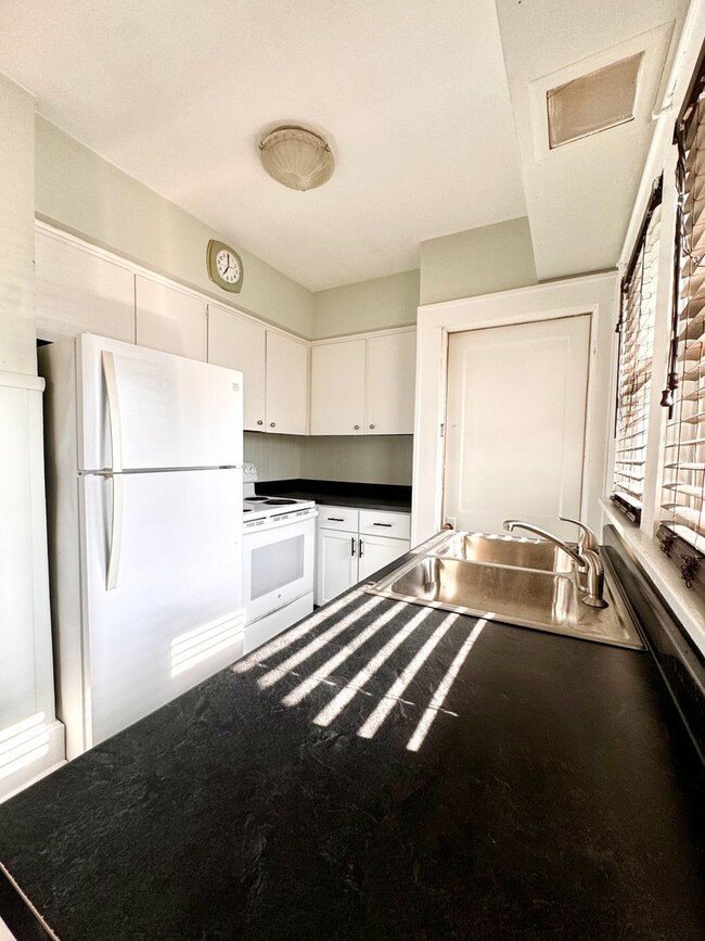 Building Photo - Charming 2 Bedroom 1 Bath House