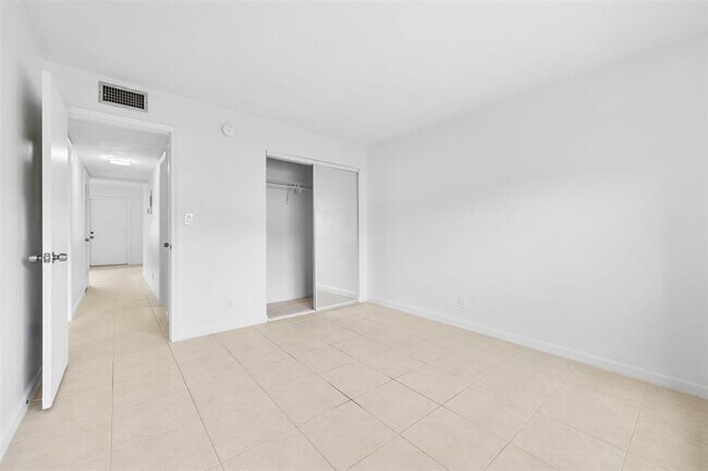 Building Photo - 4165 SW 67th Ave
