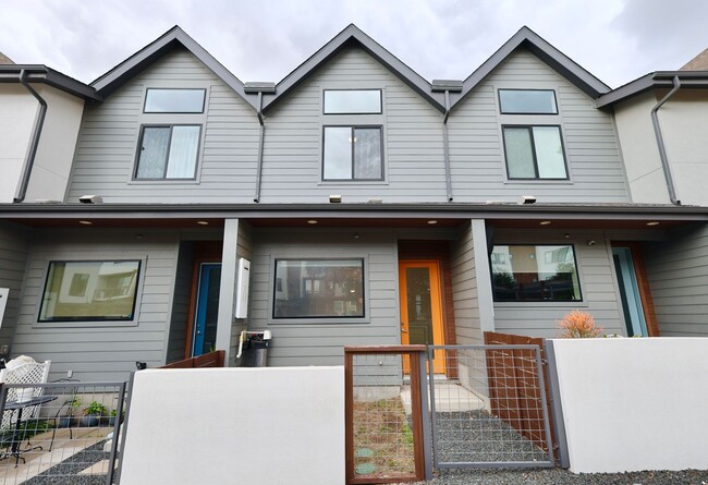 Building Photo - Gorgeous 2 Story Townhome in the Heart of ...