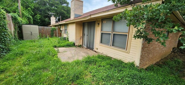 Building Photo - 2204 Oak Hill Dr