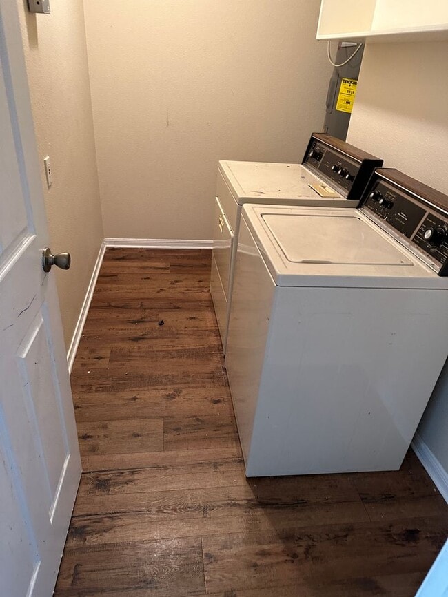 Building Photo - Bryan - 3 Bedroom / 2 Bath / Duplex / Fenced Yard.