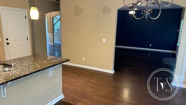 Building Photo - 639 Red Oak Ln