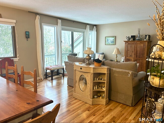 Building Photo - 576 Heritage Vlg