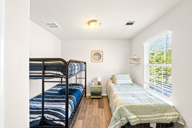 Building Photo - Downtown Home within Minutes from the Riverwalk & Alamodome ~ Large Corner Lot!
