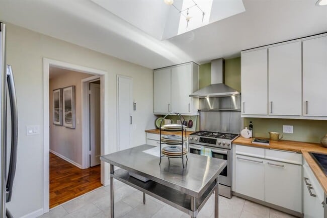 Building Photo - 831 Bruce Dr