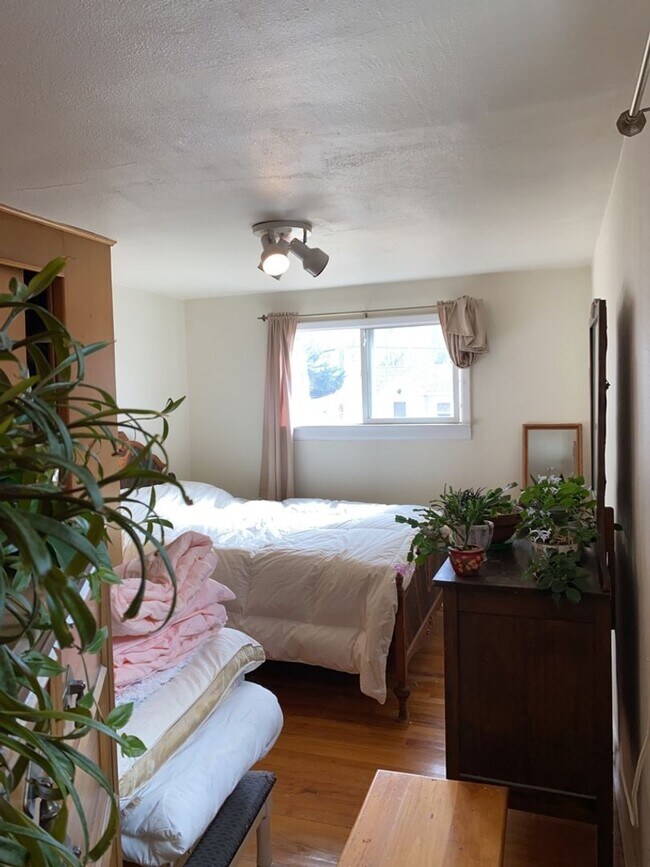 Building Photo - 1127 W Mulberry St