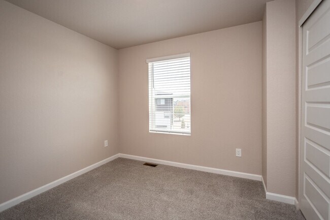 Building Photo - 10551 Spectrolite Pt