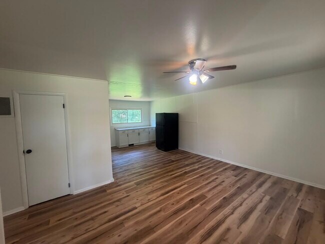 Building Photo - 3932 Bennett Dr