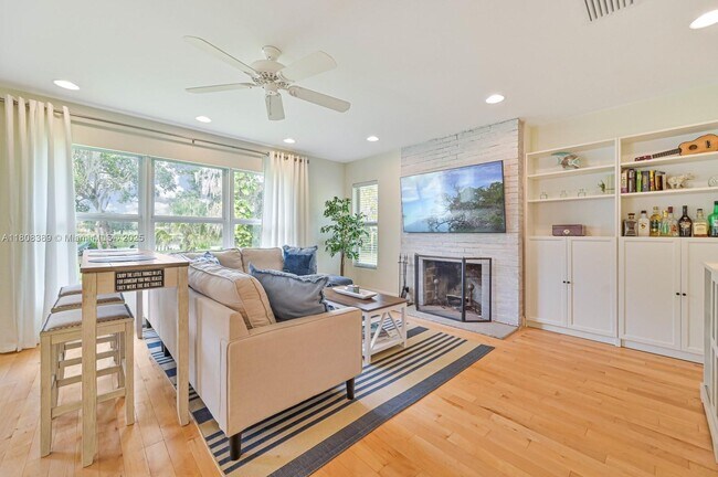 Building Photo - 671 Live Oak Ln