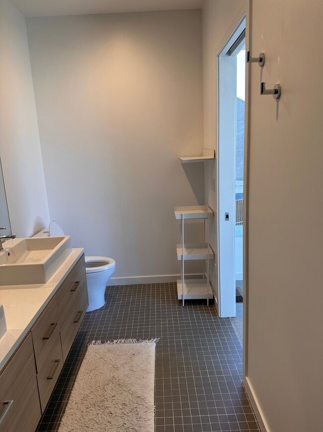 Building Photo - 3 Bedroom 3.5 Bath River Views - Walk to Old Mill