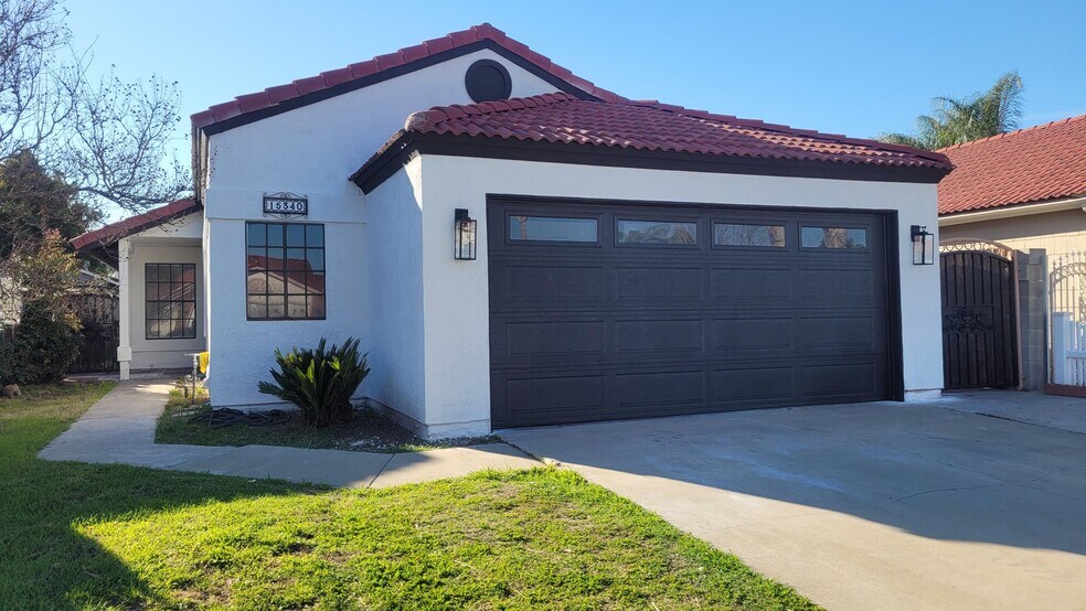 Facade - 15340 Murray Ave