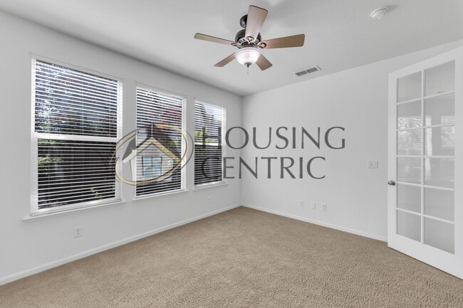 Building Photo - Beautiful Executive Home w/ Pool on 1/2 Ac...