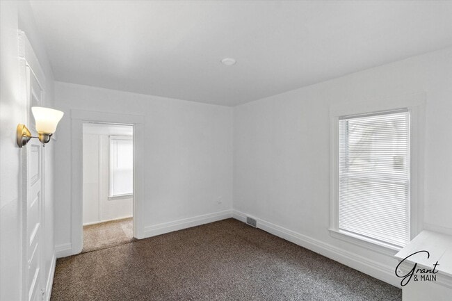 Building Photo - $1495 - 4 Bedroom/2 Bath Home in Islandview