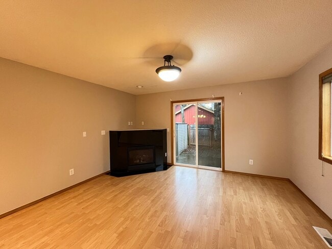 Building Photo - Brentwood Park Home - 3 Bedrooms, 2 baths 1,506 sq. ft.