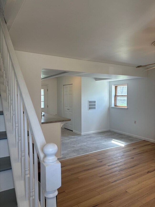 Building Photo - 1 Bedroom 1 Bath 2 Story Cottage-Suburban SD