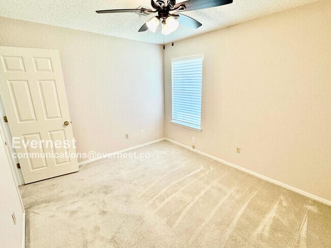 Building Photo - Lovely 2-Bedroom Home with Modern comforts...