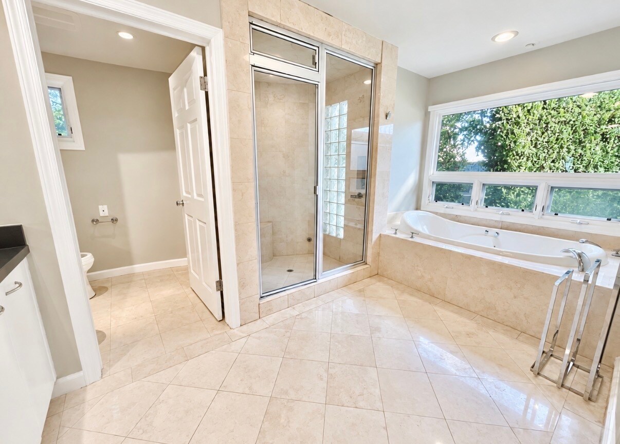 Building Photo - 16972 Oak View Dr