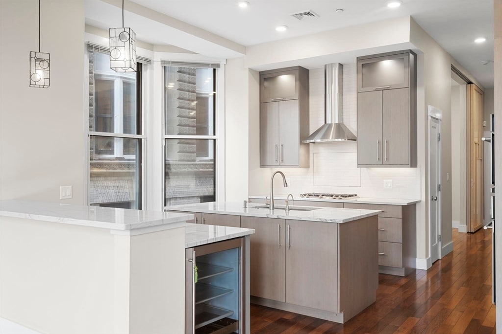 Building Photo - 132 Boylston St