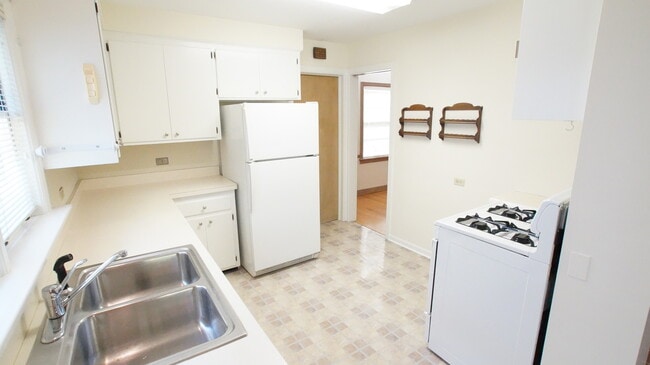 Building Photo - 1229 Middlebury Ln