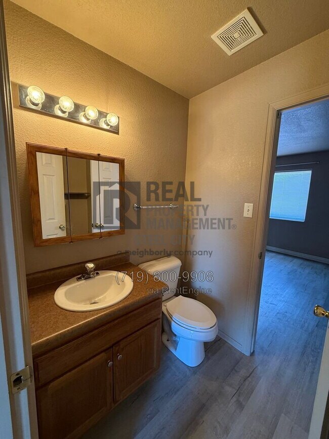 Building Photo - 996 S Palomar Dr