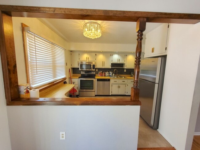 Building Photo - Single family, bi-level home with 4-bedroo...