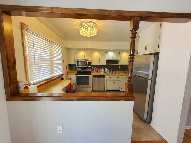 Building Photo - Single family, bi-level home with 4-bedrooms (one bedroom on ground level), 2.5 bathrooms, attach...