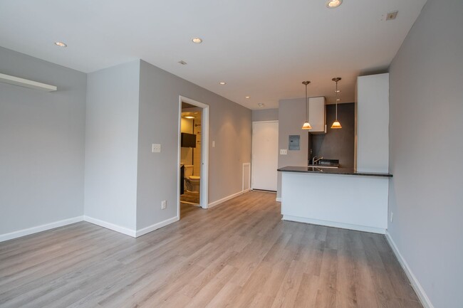 Building Photo - Stunning Studio Condo in Edgewood!