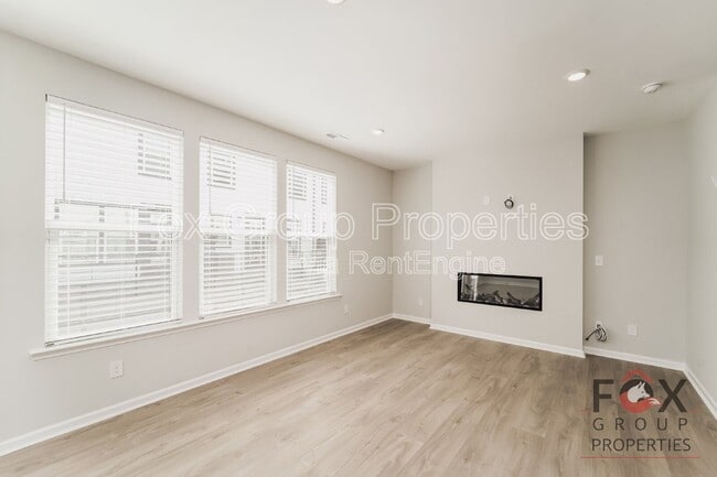 Building Photo - 908 Mary Max Dr