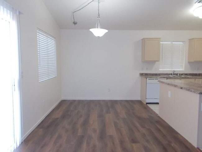 Building Photo - Charming Single-Story Home with 3 Bedrooms...