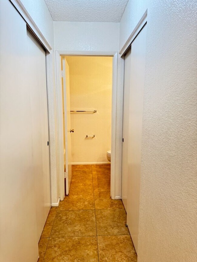 Building Photo - 2 Bedroom Chandler Condo Rental