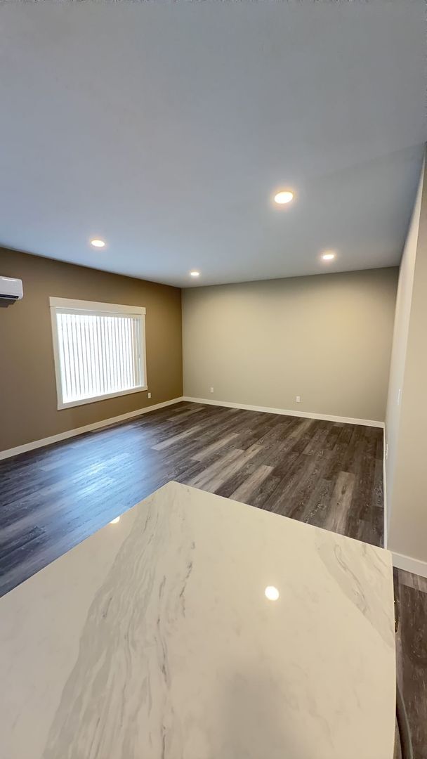 Building Photo - Chernishoff Seven Oak Luxury Duplex