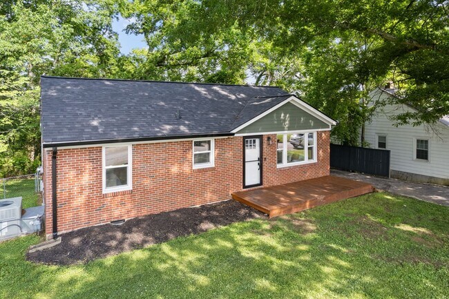 Building Photo - Beautiful home just north of downtown Columbia. Located on a quiet street. 3 Bed 1 Bath. Availabl...