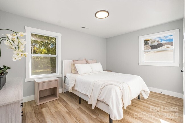 Building Photo - 3208 Clearview Dr